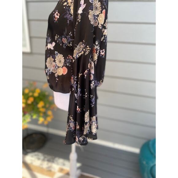 Ro & De Size X-Small Blouse Bodysuit Black Floral w/ Bell Sleeves Faux‎ Wrap - Picture 3 of 5
